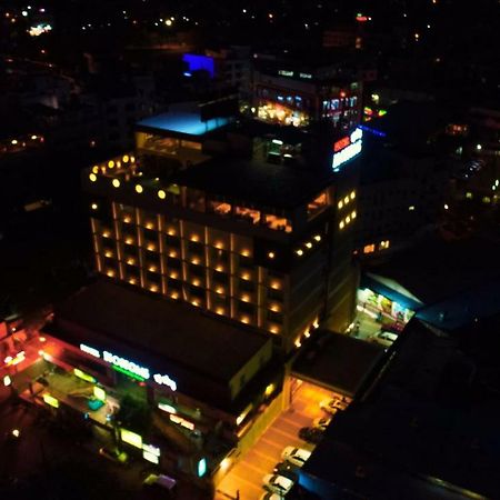 Hotel Blossoms Tiruchirappalli Esterno foto