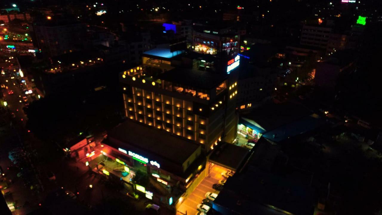 Hotel Blossoms Tiruchirappalli Esterno foto